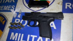 pm-prende-adolescente-e-localiza-arma-roubada-em-assalto-a-casa-de-policial-civil562x392_38081aicitonp1b38avb0ircu1i5i1q1aoid1lui1